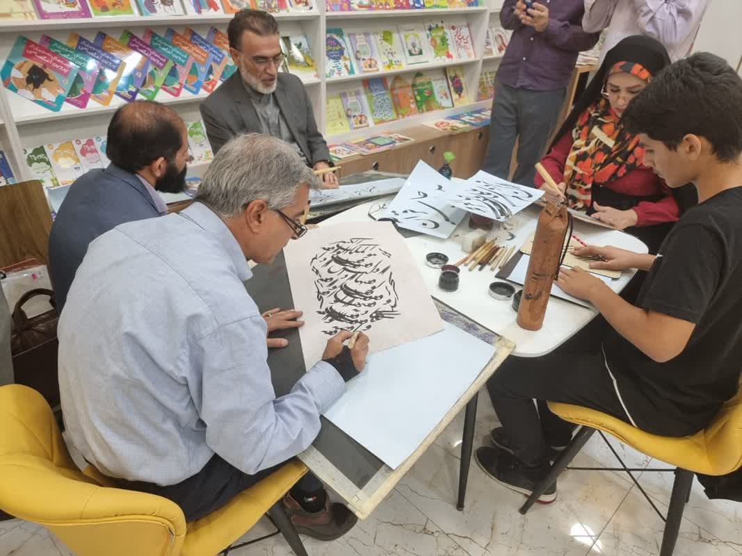 کارگاه خوشنویسی آیات آسمانی قرآن کریم در پاسخ هتک حرمت به ساحت مقدس قرآن کریم برگزار شد .