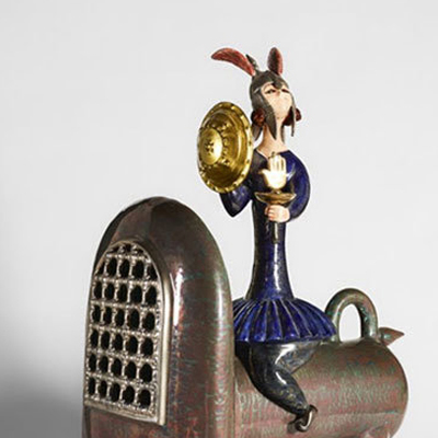 وقتی زنان بر بال مجسمه‌ها سوار می‌شوند، این یک نقد اجتماعی است