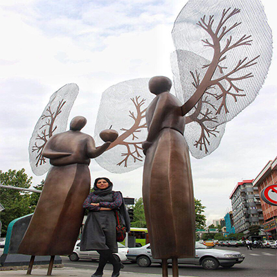 نگاهی بر مجسمه های فرزانه وزیری تبار