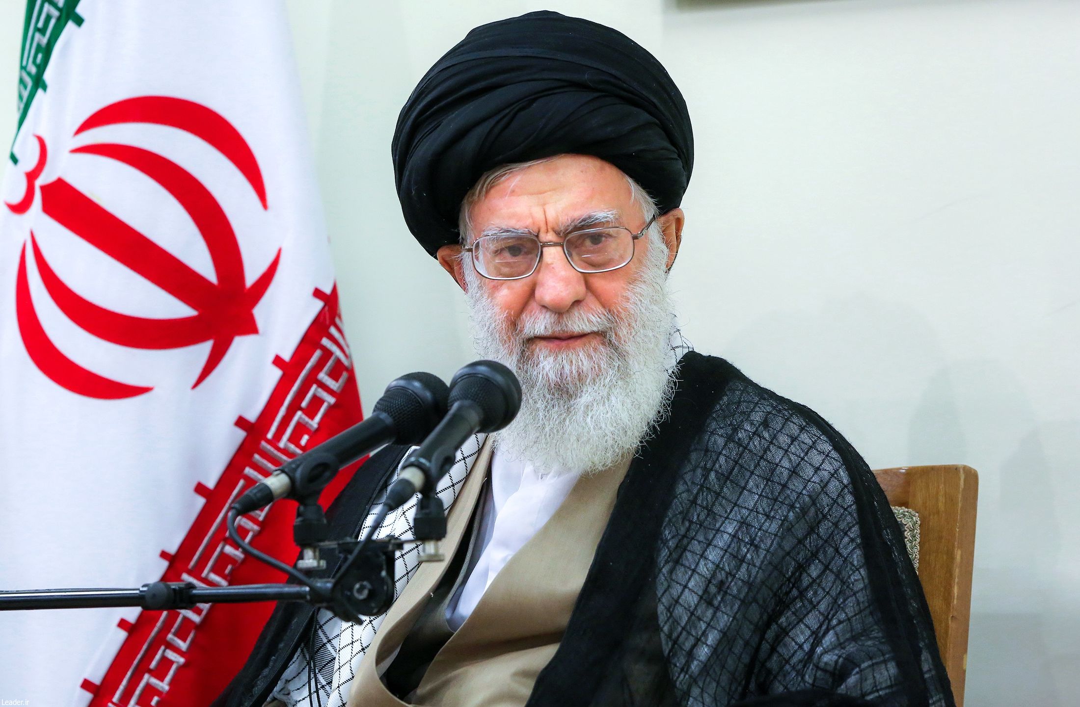 پیام رهبر معظم انقلاب در پی اهانت یک نشریه فرانسوی به ساحت مقدس پیامبر اعظم