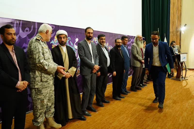 هنرمند انقلابی کسی است که در دگرگونیهای زمان ثابت قدم باشد