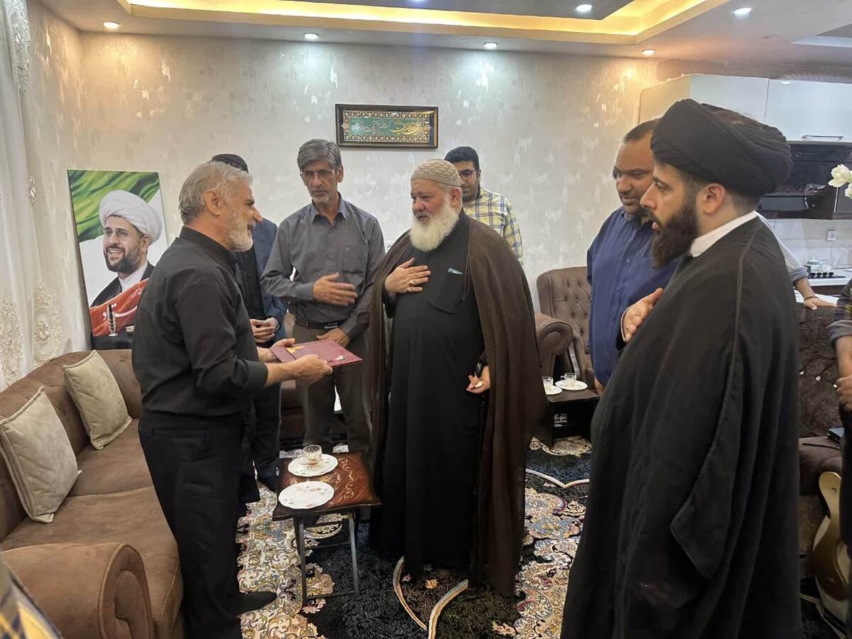 دیدار جمعی از اهالی فرهنگ و هنر با خانواده حجت الاسلام شهید هادی استاد