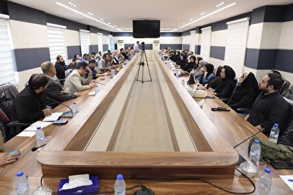 نشست صمیمانه هنرمندان آبادان با مدیران حوزه هنری انقلاب اسلامی برگزار شد